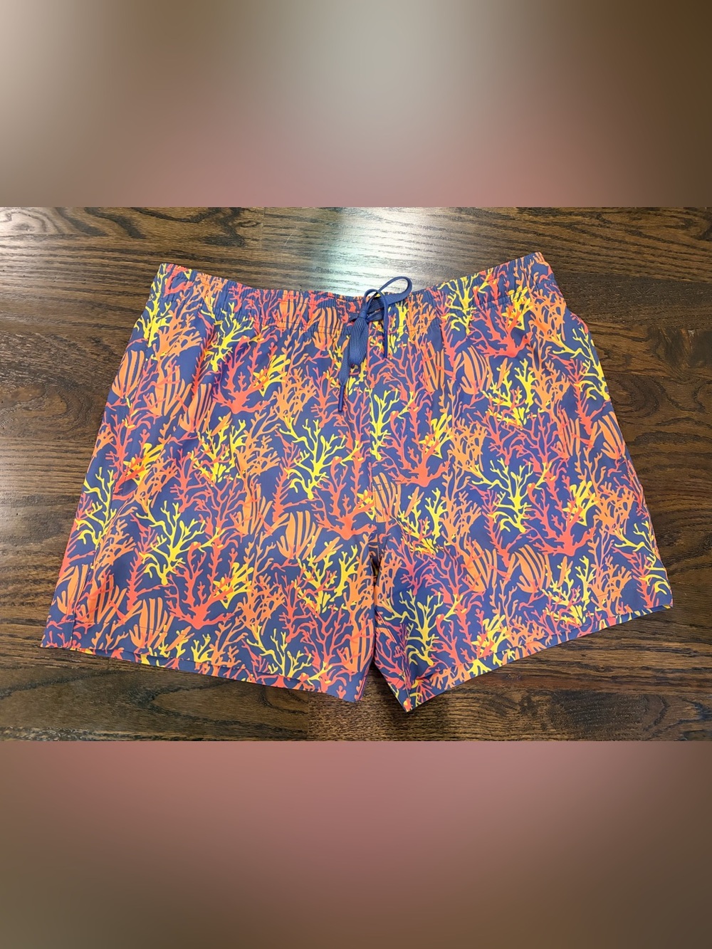 Title:
Southern Tide Men’s Large Coral Reef Print Swim Trunks Navy Orange
